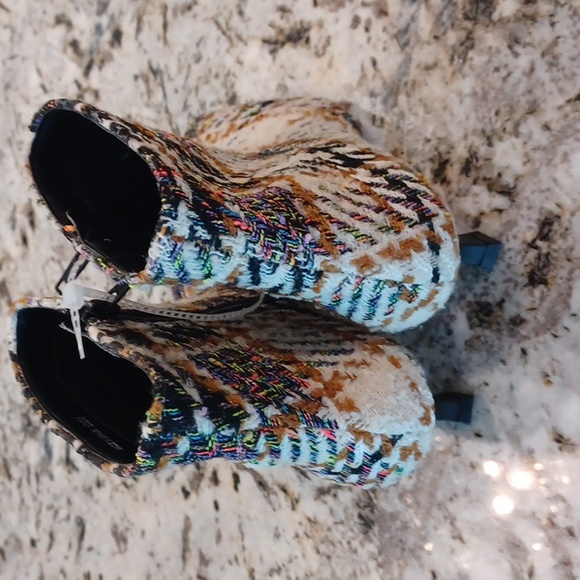 NEW Gianni Bini Women's Palmero Flannel Plaid Snip Toe Kitten Heel booties SZ 5 - Picture 5 of 16